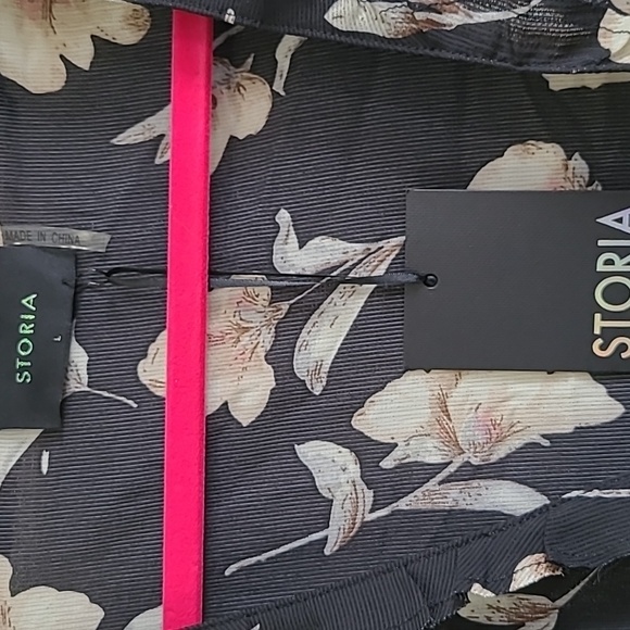 Storia wrap dress can fit sz small to sz large as it is adjustable - Picture 2 of 3